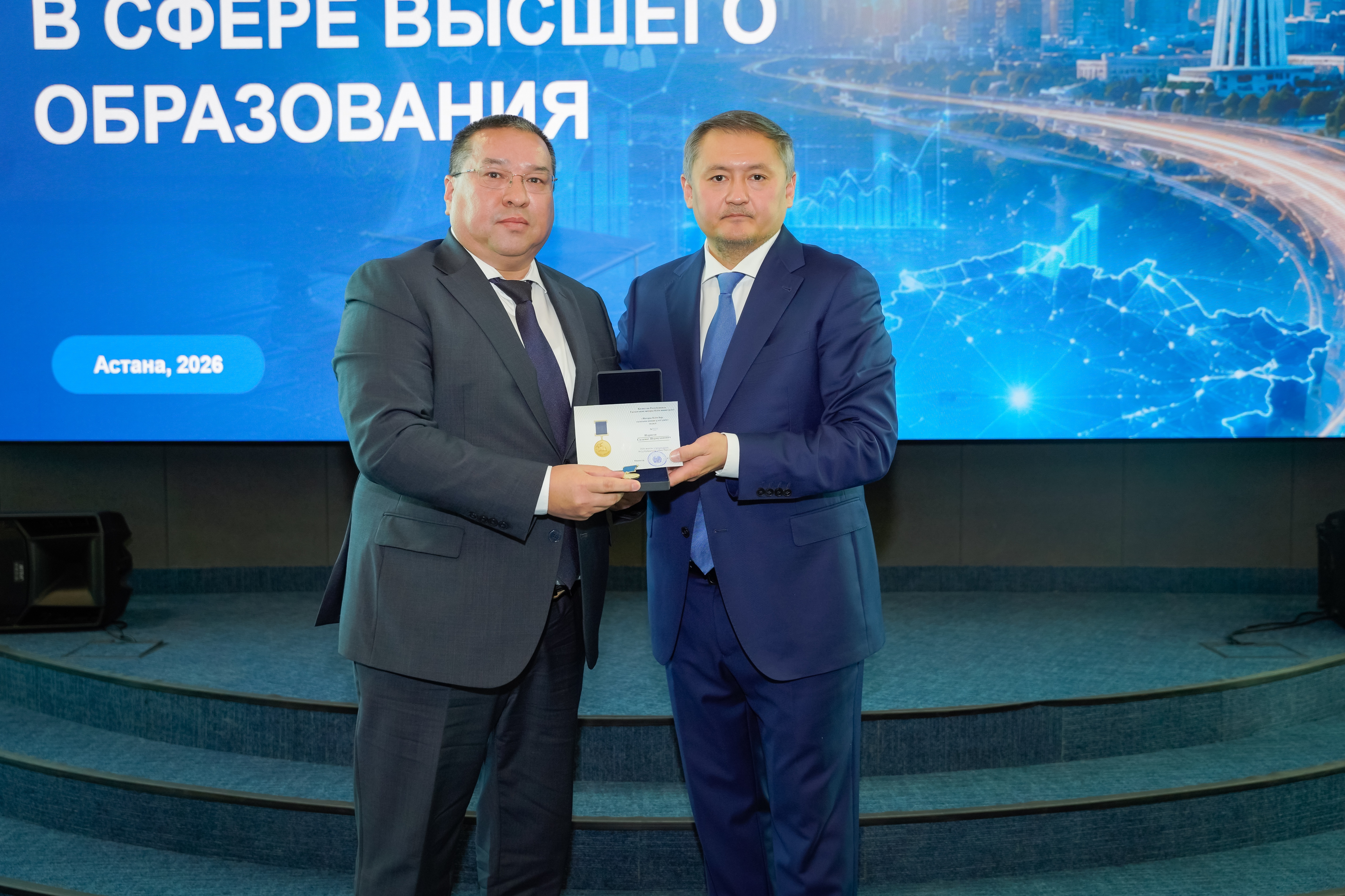 БАСҚАРМА ТӨРАҒАСЫ – РЕКТОР САЛАМАТ ИДРИСОВ МАРАПАТТАЛДЫ