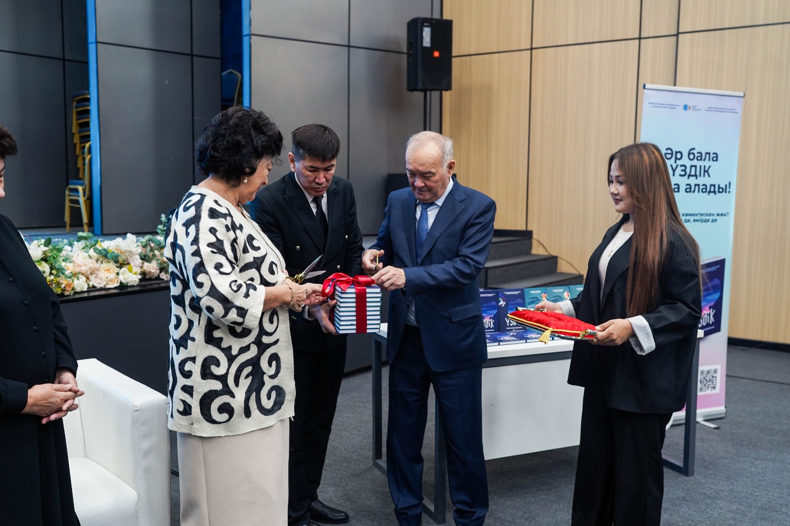 АТЫРАУ УНИВЕРСИТЕТІНДЕ КҮЛӘШ ШӘМШИДИНОВА ҰСТАЗДАРМЕН ЖҮЗДЕСТІ