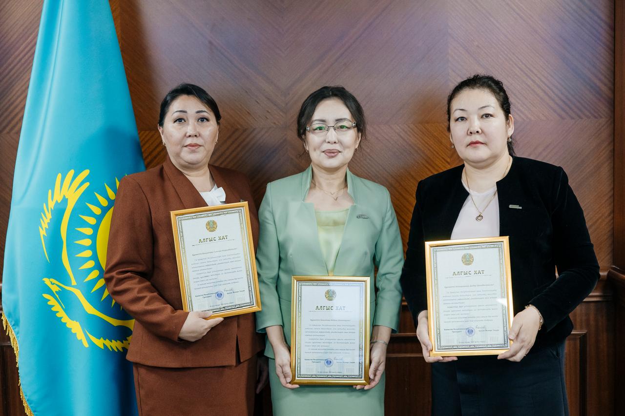 Университет оқытушылары президент алғыс хатымен марапатталды