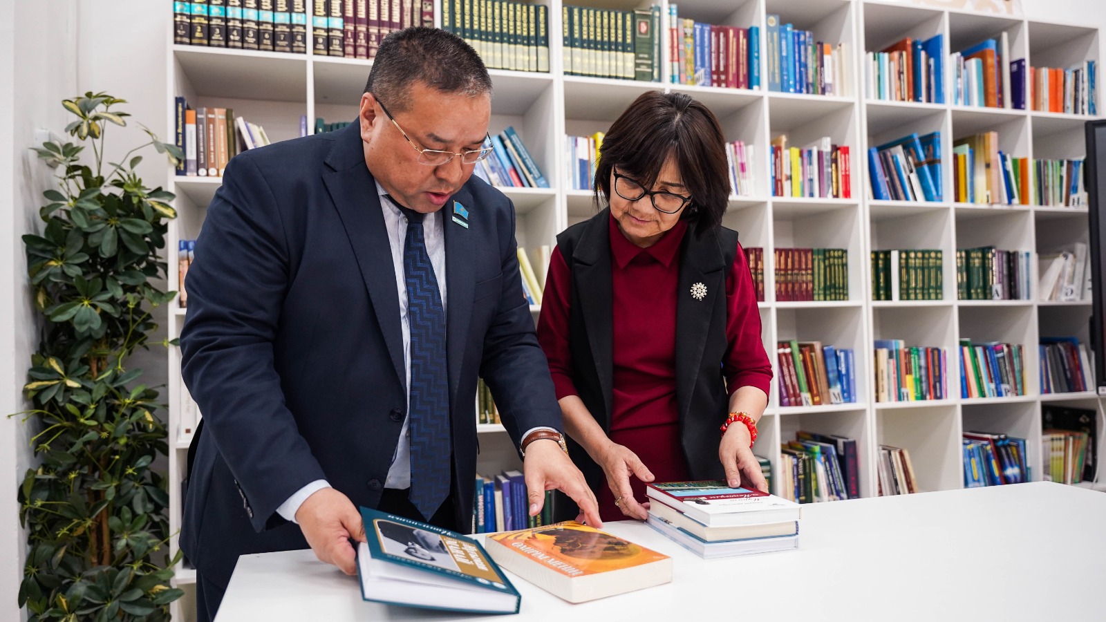 Библиотеке университета переданы новые книги в честь Национального дня книги