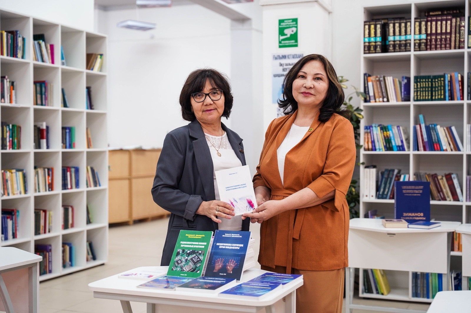 «Кітап сыйла» акциясы аясында құнды оқу құралдары тарту етілді