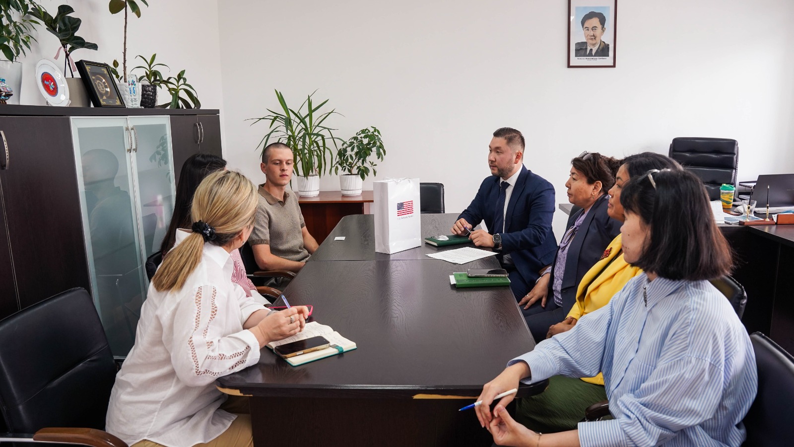 АТЫРАУ УНИВЕРСИТЕТІНЕ FULBRIGHT ВОЛОНТЕРІ ЛОГАН СМИТ КЕЛДІ
