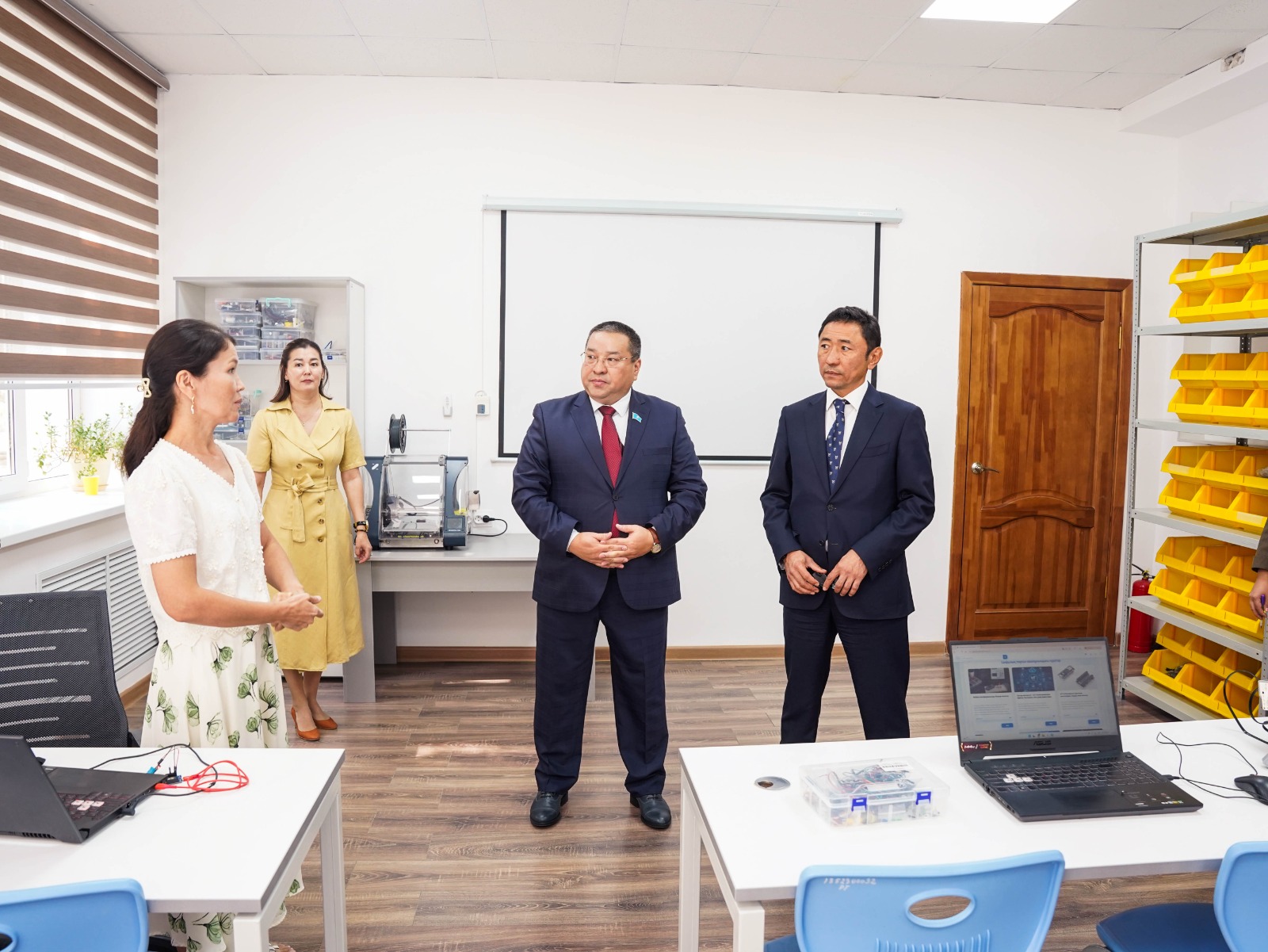 Атырау облысының әкімі Атырау университетінің тыныс-тіршілігімен танысты