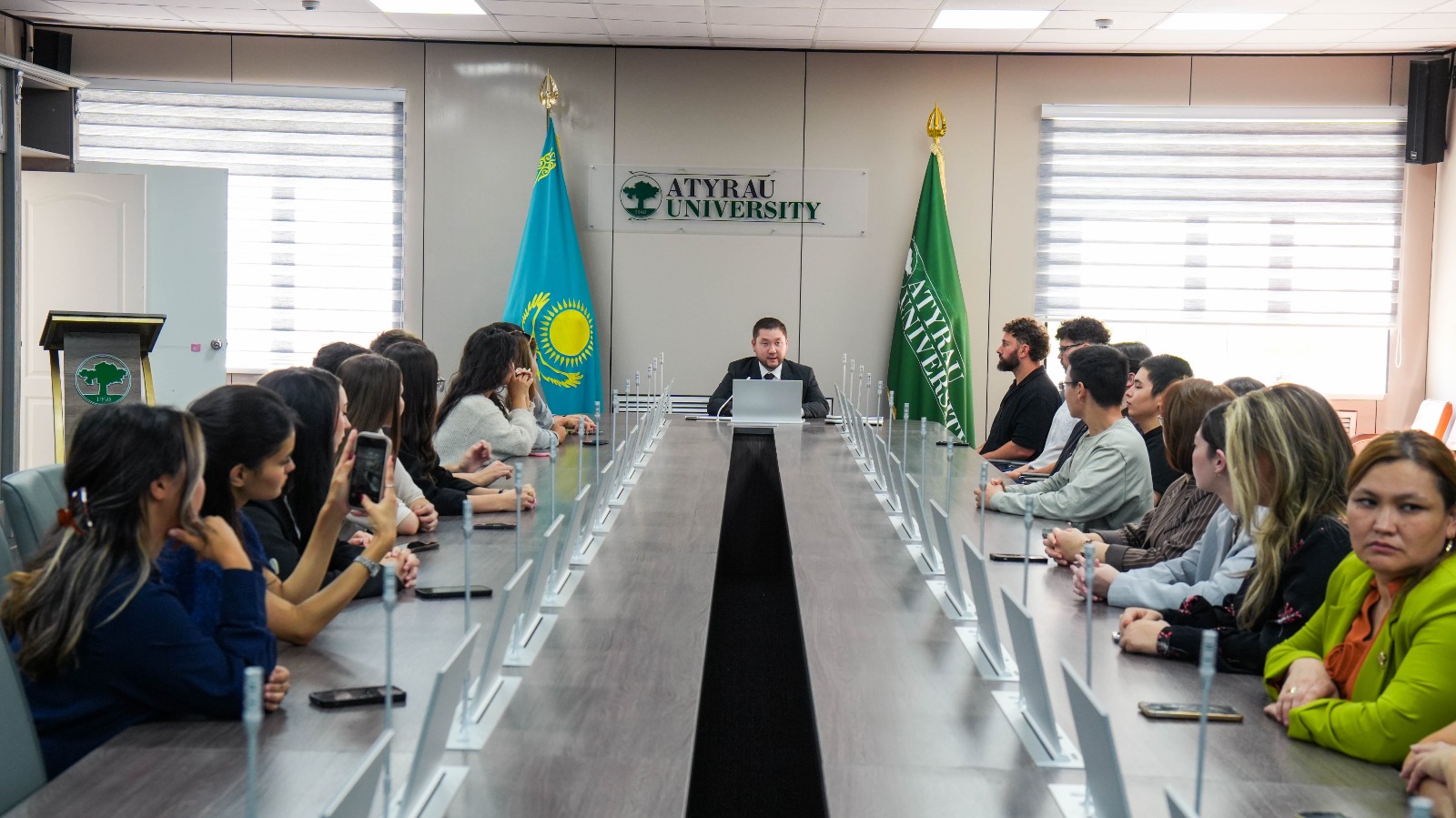 ШЕТЕЛДІК ПРОФЕССОРЛАР БІЛІМ АЛУШЫЛАРҒА СЕРТИФИКАТ ТАБЫСТАДЫ