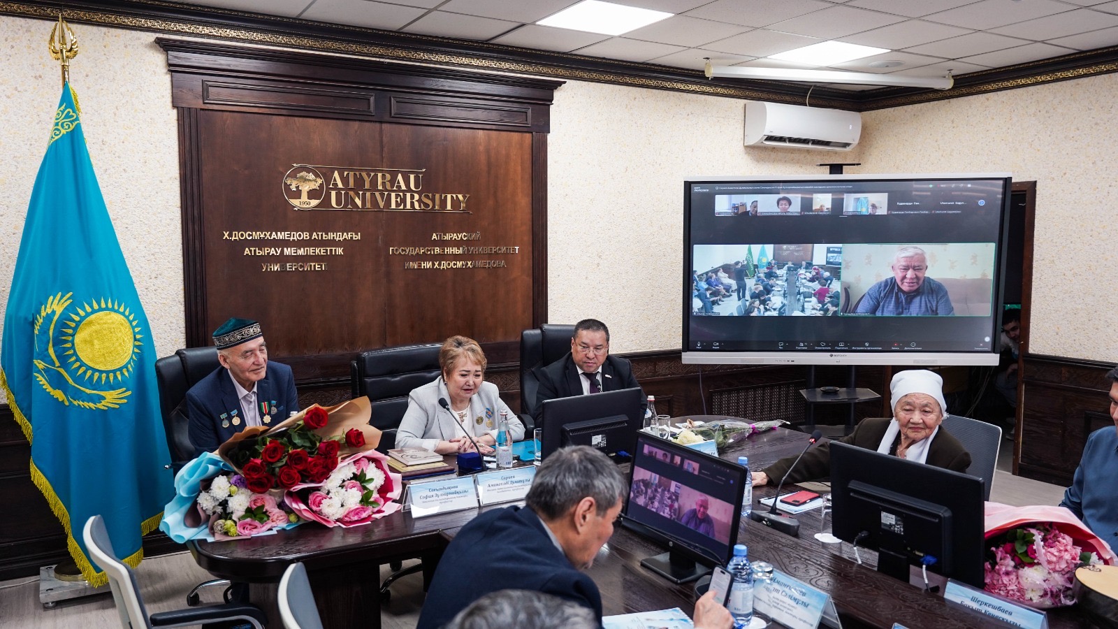 Ғылым мен өнеге тоғысқан мерейлі белес: Атырау университетінде қос профессорға құрмет көрсетілді