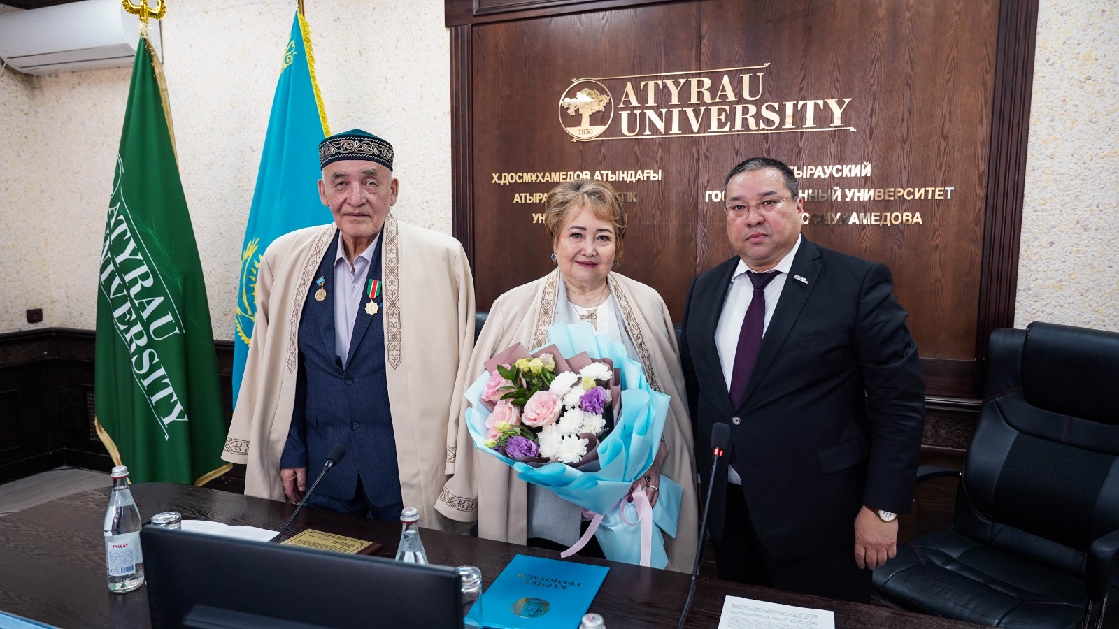 Ғылым мен өнеге тоғысқан мерейлі белес: Атырау университетінде қос профессорға құрмет көрсетілді