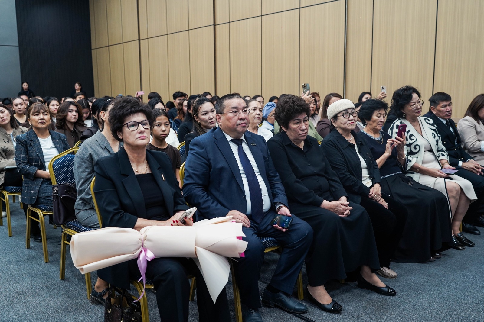 АТЫРАУ УНИВЕРСИТЕТІНДЕ КҮЛӘШ ШӘМШИДИНОВА ҰСТАЗДАРМЕН ЖҮЗДЕСТІ